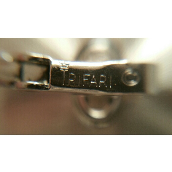 Vintage Trifari silvertone leaf clip on earrings - Picture 5 of 5